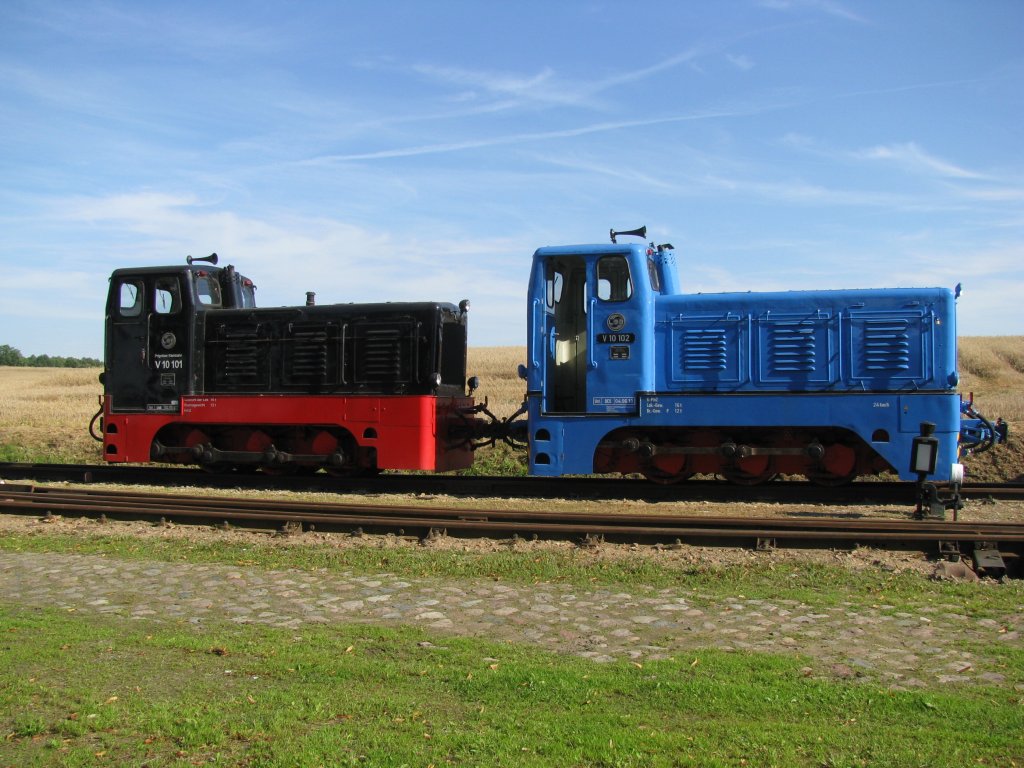 Schmalspur-Diesellokomotiven V 10 101 und V 10 102 der Prignitzer Kleinbahn, auch  POLLO  genannt, Mesendorf [20.08.2011]
