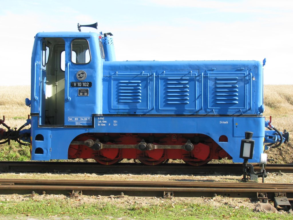 Schmalspur-Diesellokomotiven V 10 102 der Prignitzer Kleinbahn, auch  POLLO  genannt, Mesendorf [20.08.2011]