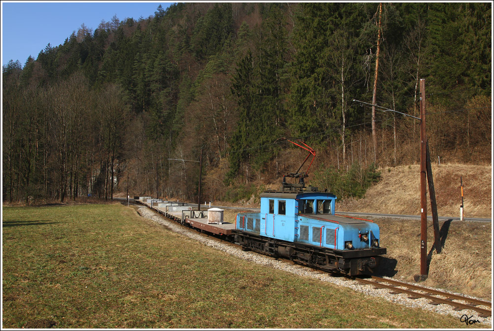 Schmalspur E-Lok E3 f�hrt auf der Breitenauerbahn von Mixnitz zum Magnesitwerk St.Erhard. Diese schmalspurige Nebenbahn steht im Eigentum der Lokalbahn Mixnitz-St.Erhard AG (100%ige Tochtergesellschaft der Veitsch-Radex GmbH & Co).
Aufgrund eines Betriebsf�hrungsvertrages wird sie von den Steierm�rkischen Landesbahnen gef�hrt.
Schafferwerke 7.3.2012
