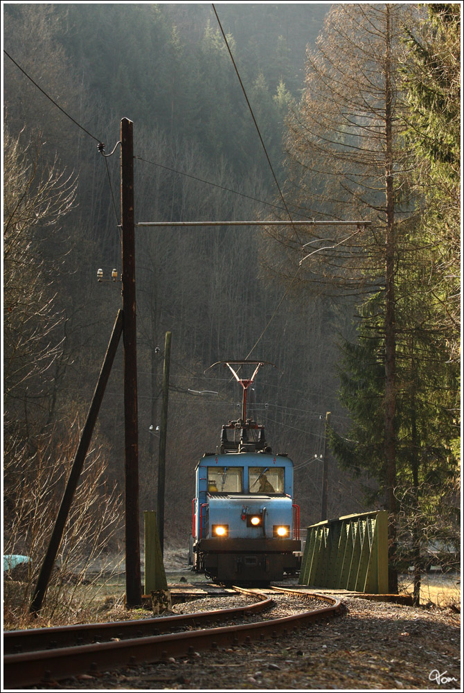 Schmalspur E-Lok E3 fhrt auf der Breitenauerbahn vom Magnesitwerk St.Erhard nach Mixnitz. Diese schmalspurige Nebenbahn steht im Eigentum der Lokalbahn Mixnitz-St.Erhard AG (100%ige Tochtergesellschaft der Veitsch-Radex GmbH & Co). Aufgrund eines Betriebsfhrungsvertrages wird sie von den Steiermrkischen Landesbahnen gefhrt. 
Mautstatt 7.3.2012 

