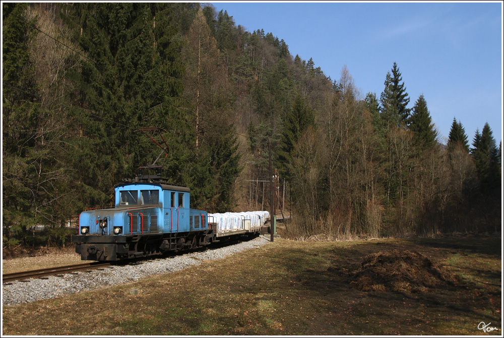 Schmalspur E-Lok E3 f�hrt auf der Breitenauerbahn vom Magnesitwerk St.Erhard nach Mixnitz. Diese schmalspurige Nebenbahn steht im Eigentum der Lokalbahn Mixnitz-St.Erhard AG (100%ige Tochtergesellschaft der Veitsch-Radex GmbH & Co). Aufgrund eines Betriebsf�hrungsvertrages wird sie von den Steierm�rkischen Landesbahnen gef�hrt. 
Mautstatt 7.3.2012 
