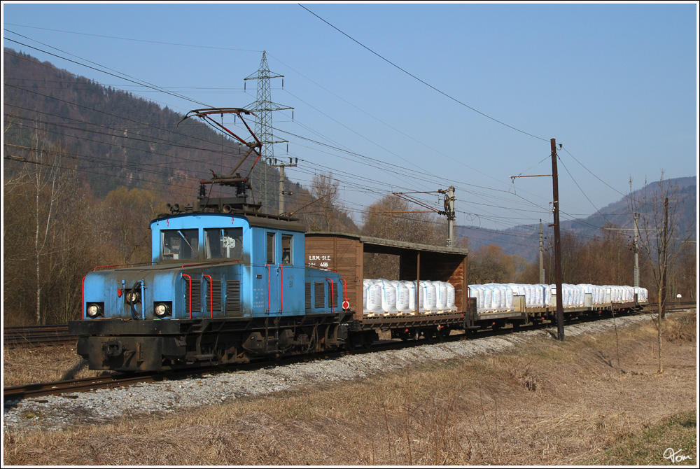 Schmalspur E-Lok E3 fhrt auf der Breitenauerbahn vom Magnesitwerk St.Erhard nach Mixnitz. Diese schmalspurige Nebenbahn steht im Eigentum der Lokalbahn Mixnitz-St.Erhard AG (100%ige Tochtergesellschaft der Veitsch-Radex GmbH & Co). Aufgrund eines Betriebsfhrungsvertrages wird sie von den Steiermrkischen Landesbahnen gefhrt. 
Mixnitz 7.3.2012