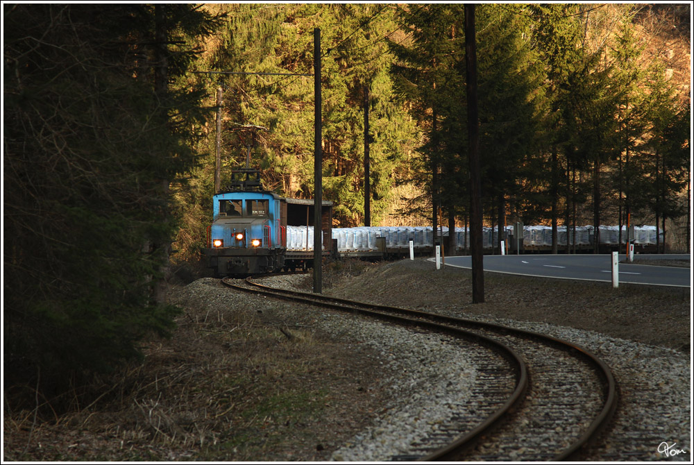 Schmalspur E-Lok E3 fhrt auf der Breitenauerbahn vom Magnesitwerk St.Erhard nach Mixnitz. Diese schmalspurige Nebenbahn steht im Eigentum der Lokalbahn Mixnitz-St.Erhard AG (100%ige Tochtergesellschaft der Veitsch-Radex GmbH & Co).
Aufgrund eines Betriebsfhrungsvertrages wird sie von den Steiermrkischen Landesbahnen gefhrt.
Rograben 7.3.2012
