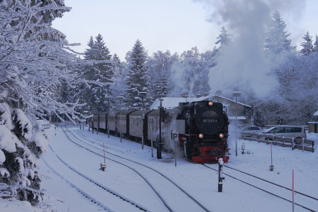 Schmalspur-Eisenbahnromantik im Winterkleid! Das Bild zeigt 99 7237 mit P8937 am 25.01.2013 auf Brockenfahrt, beim Zwischenstopp im Bahnhof Schierke und auch gleichzeitig, wie schn doch diese, ansonsten triste, Jahreszeit sein kann!