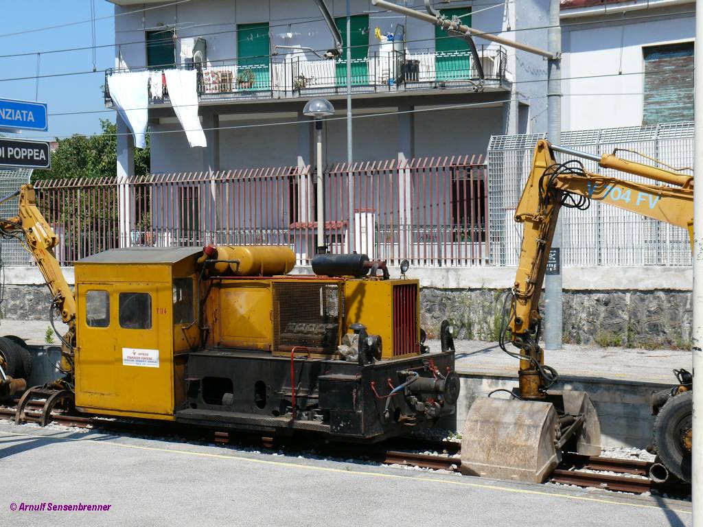 Schmalspur-Kf der Firma Francesco Ventura FV-T04 im Einsatz fr Gleisbauarbeiten auf dem 950mm Netz der Circumvesuviana.

2010-08-25 Torre Annunziata 