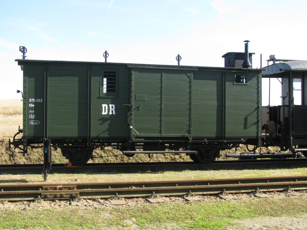 Schmalspur-Packwagen KDw [975-312] der  DR  auf der Prignitzer Kleinbahn, auch  POLLO  genannt, Mesendorf [20.08.2011]