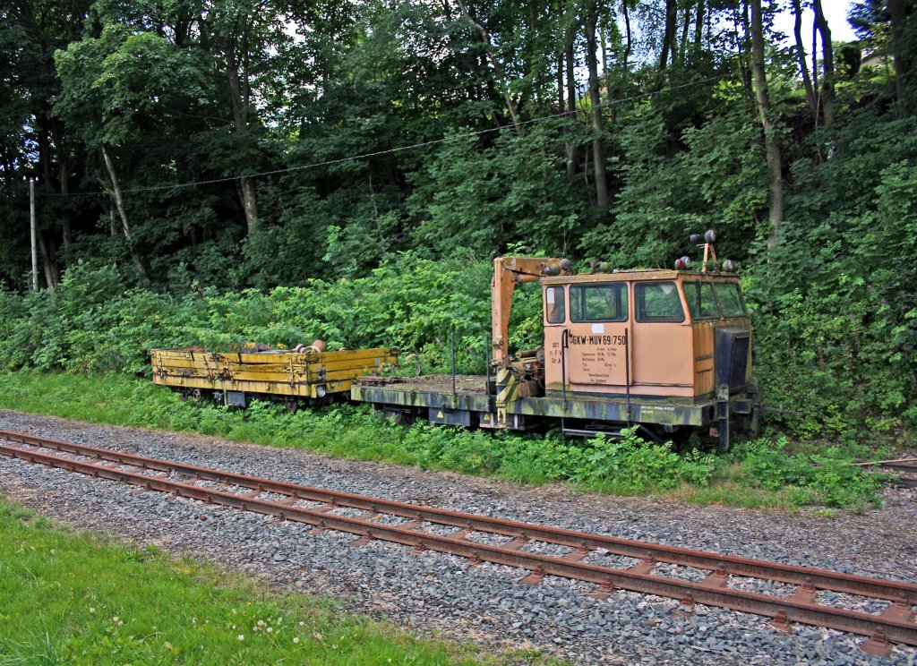 Schmalspur-SKL GKW-MUV 69/750, abgestellt im Bhf. Cranzahl, 31.7.010. (Aus fahrendem Zug aufgenommen.)