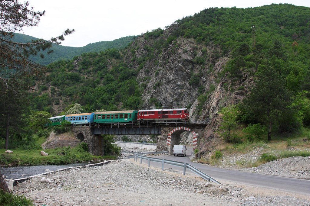 Schmalspur Zug mit Diesellok 77002 berquert talwrts fahrend kurz vor
Bahnhof Barbara eine Brcke am 9.5.2013.