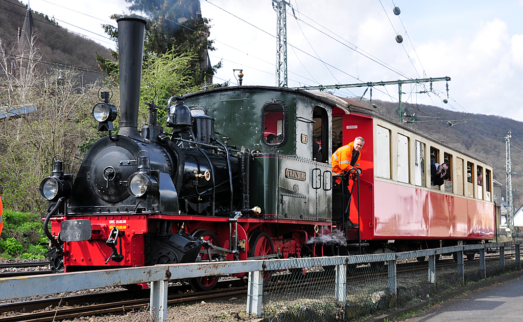 Schmalspurdampflok  Franzburg , DR-Bezeichnung 99 5605, der B.E.G. (Brohltal-Eisenbahn-Gesellschaft) beim Pendelverkehr Brohl-Hafen und Brohl BE - 02.04.2010