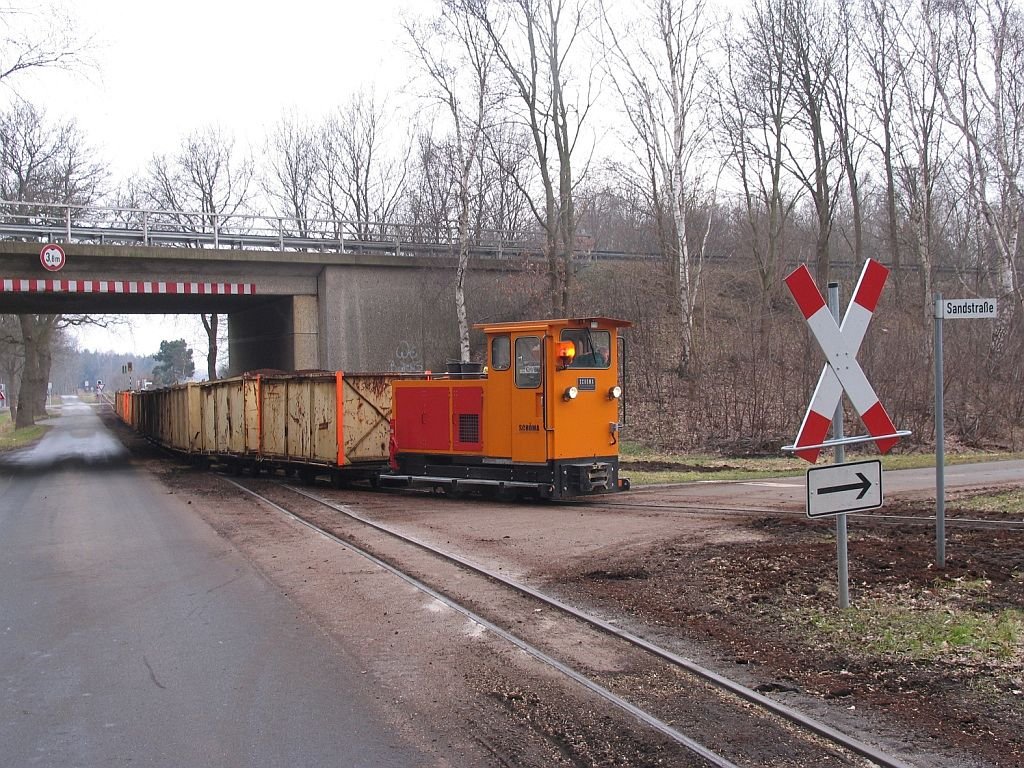 Schmalspurlok 6945 mit einem Gterzug bestehende aus Torfwagens auf die Torfbahn zwischen Westermoor und Sedelsberg bei Sedelsberg am 19-3-2010. 