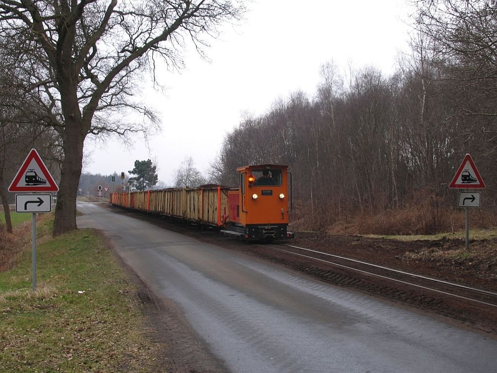Schmalspurlok 6945 mit einem G�terzug bestehende aus Torfwagens auf die Torfbahn zwischen Westermoor und Sedelsberg bei Sedelsberg am 19-3-2010. 