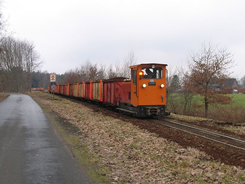 Schmalspurlok 6946 mit einem Gterzug bestehende aus Torfwagens auf die Torfbahn zwischen Westermoor und Sedelsberg bei Hllen am 19-3-2010.