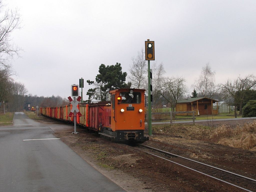 Schmalspurlok 6946 mit einem Gterzug bestehende aus Torfwagens auf die Torfbahn zwischen Westermoor und Sedelsberg bei Hllen am 19-3-2010. 