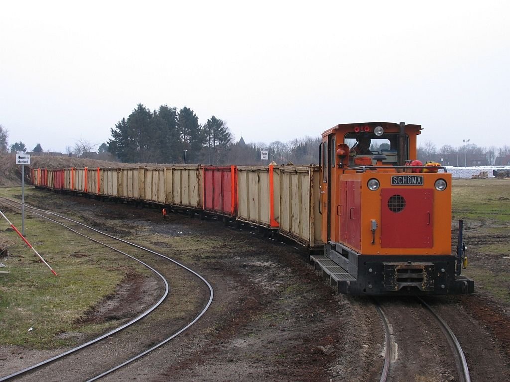 Schmalspurlok 6946 mit einem G�terzug bestehende aus lere Torfwagens bei dem Torfwerk in Sedelsberg am 19-3-2010.