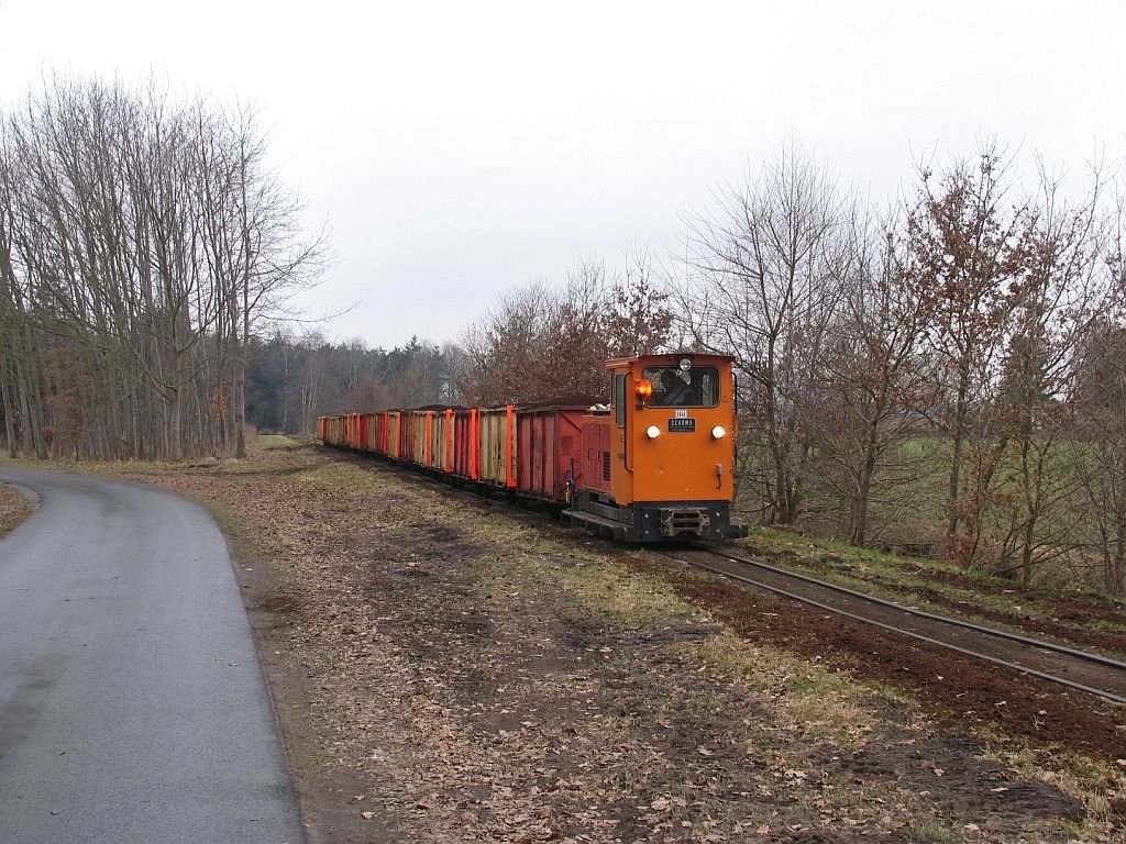 Schmalspurlok 6946 mit einem Gterzug bestehende aus Torfwagens auf die Torfbahn zwischen Westermoor und Sedelsberg bei Hllen am 19-3-2010.
