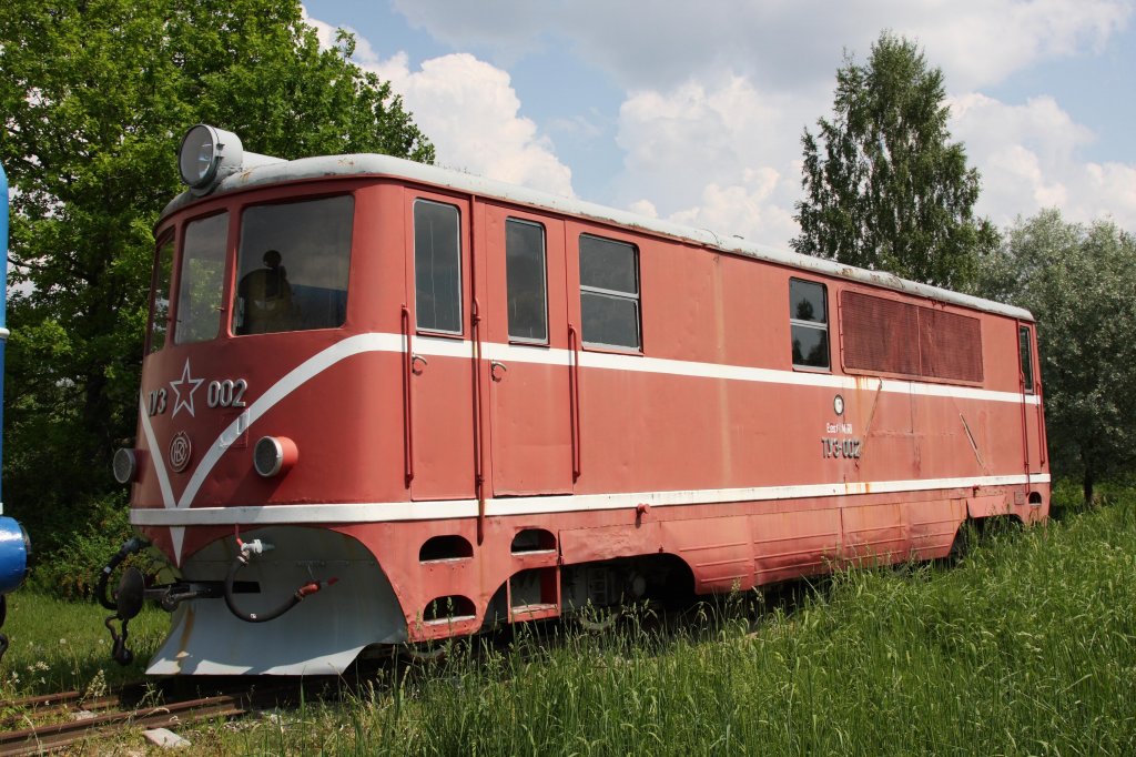 Schmalspurmuseum Lavassare in Estland am 11.06.2011
Diesel Lok Ty3 002 ist eine Schmalspur Lok aus sowjetischer Zeit.
Sie wurde in der Tschechoslowakei von CKD produziert. Baugleiche
Loks sind mir u. a. von den Schmalspurbahnen in Tschechien in
Jindrichuv Hradec und Osoblaha her bekannt.