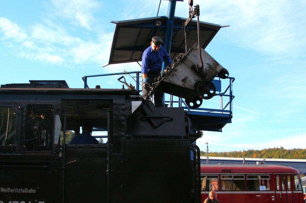 Schmalspurnostalgie pur! Wie in den  guten alten Zeiten  erfolgt bei der Weieritztalbahn auch heute noch die Bekohlung der Loks mittels Kran und  Japaner ! Die Aufnahme erfolgte im Rahmen einer Fhrung durch das Bw Freital-Hainsberg unter der Leitung des Vorsitzenden der IG Weieritztalbahn, Herrn Kempe am 09.10.2010.