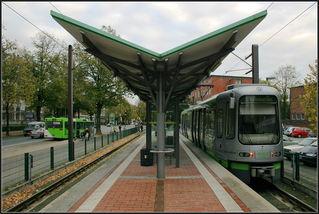Schmetterlingsdach - 

Endstation Haltenhoffstraße der Linie 11 in Hannover. Der Stadtbahnbetrieb wurde hier 1993 aufgenommen als der C-Nord-Tunnel fertig war. 

03.11.2006 (M)
