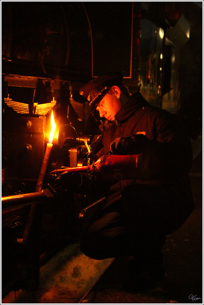 Schmieren der Lager bei der GKB Dampflok 671 in Wies-Eibiswald.
5.2.2012