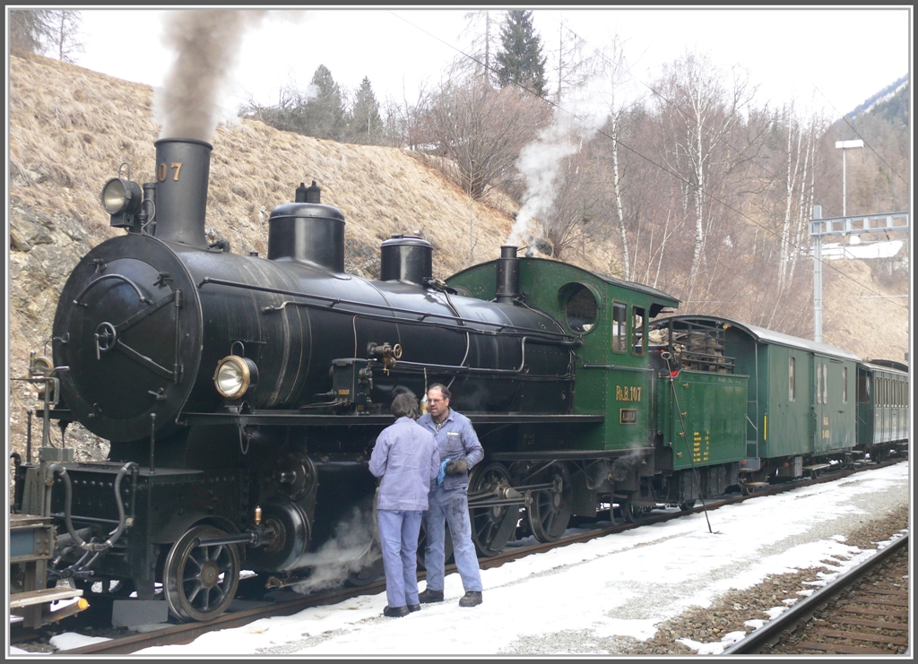 Schmieren und Salben hilft allenthalben - hat uns schon unsere Mutter beigebracht. Genauso ist es bei einer Dampflok. Filisur (24.01.2011)