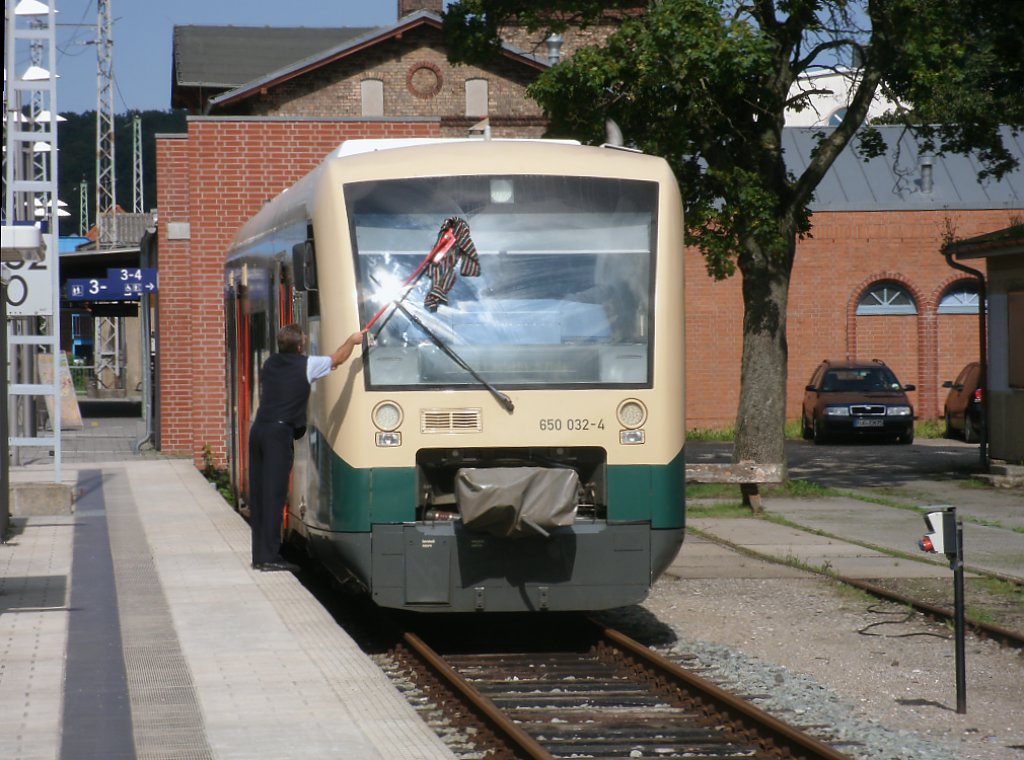 Schn putzte der Lokfhrer,am 13.August 2011,in Bergen/Rgen die Scheiben vom PRESS VT650 032.