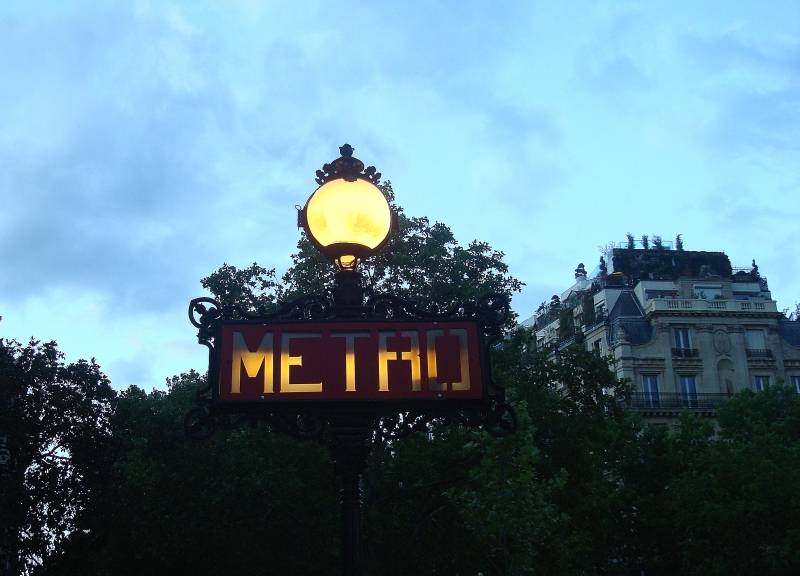Schnappschuss auf dem Weg zurck vom Feuerwerk zum franzsischen Nationalfeiertag. Wahrscheinlich Metro am Place Ina. 14.7.2010