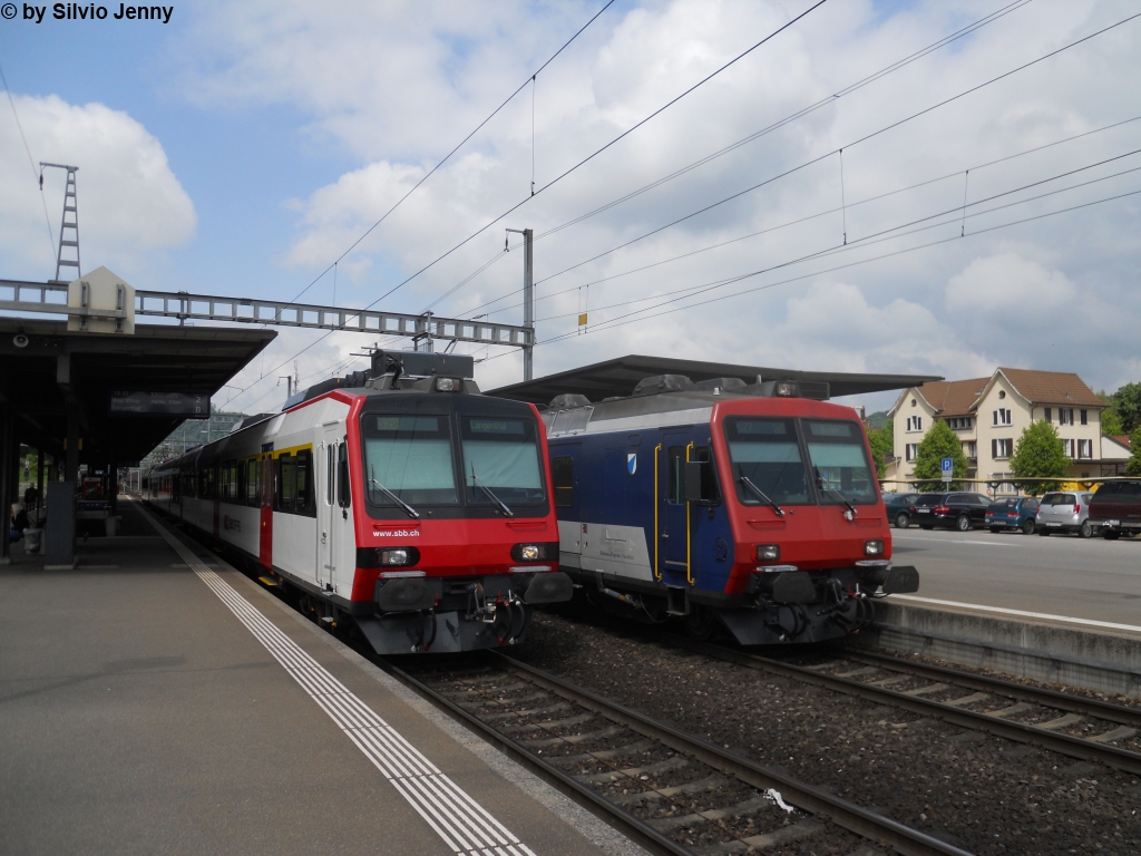 Schnauzenvergleich zwischen links einem Domino und rechts einem herkmmlichen NPZ am 3.5.2011 in Turgi. Whrend der Mittagszeit fahren einige S29 ab Langenthal nach Turgi, diese sind mit den seit neustem Domino-Umlufen der S23 (Baden - Langenthal) verknpft. Ansonsten fahren dort Flirts. Der NPZ, gefhrt vom RBDe 560 108-3 ''Beinwil am See'' ist auf der S27 Waldshut - Baden zu sehen. Wegen der Rhein-Brcke zwischen Koblenz und Waldshut drfen aufgrund des Gewichts der Domino-Zwischenwagen vorderhand keine Dominos auf der S27 fahren.