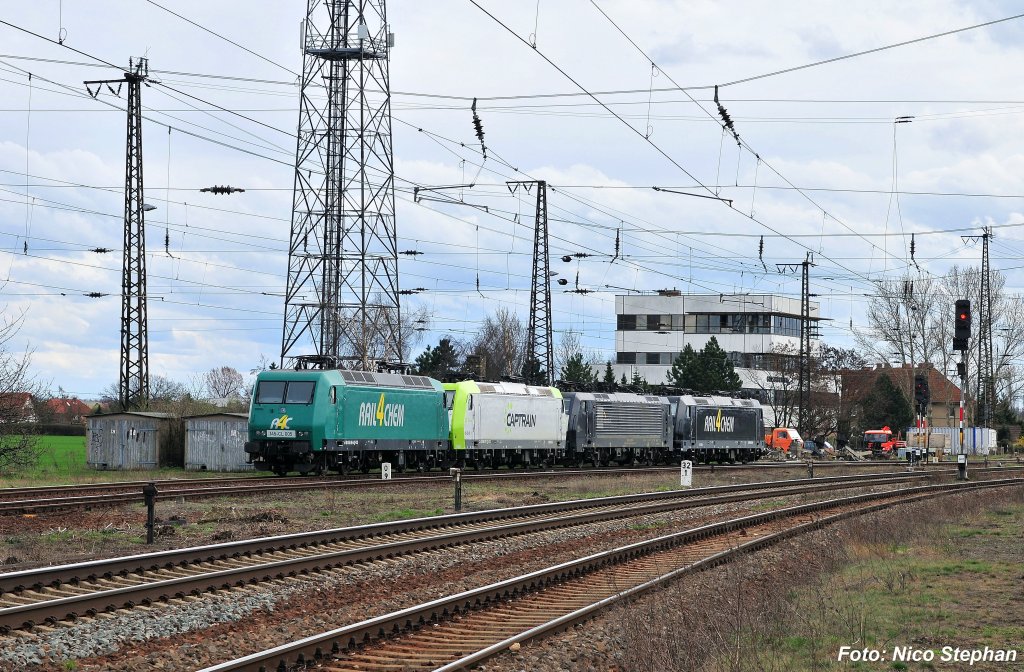 Schne Lokparade vor dem Stellwerk v.l.n.r. R4C 145-CL 005,CapTrain 185-CL 007  Sir Reiner ,MRCE ES 64 F4-204 & R4C 185 563-4 (Grokorbetha 04.04.10)