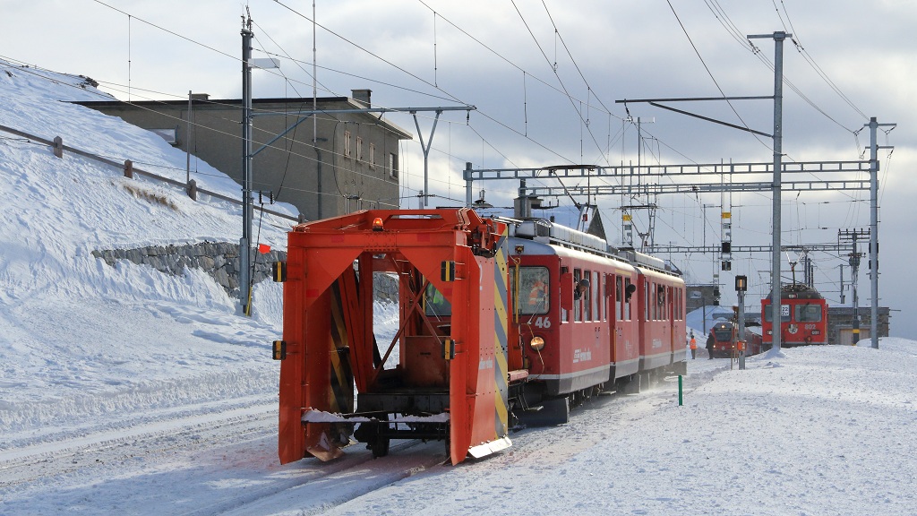 Schnee-Rumer-Zug bestehend aus ABe 4/4 46 + 47 und dem Schnee-Rumer Xk 9132 bei der Einfahrt in die Station Ospizio Bernina. (19.01.2013)