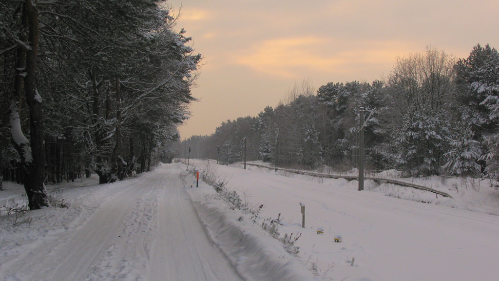 Schnee stoppt die Bauarbeiten an der ABS Berlin - Grlitz. Die Erdbauarbeiten, wurden bis auf das setzen von Oberleitungsmasten eingestellt. Der Winter ist lang und zh, ob die DB den Fertigstellungstermin einhalten kann, wird sich zeigen. (19.12.2010)