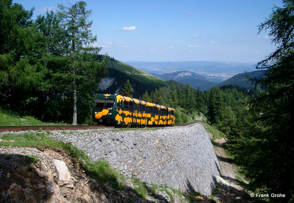 Schneebergbahn Triebwagen Salamander auf Bergfahrt, Zahnradbahn Puchberg - Hochschneeberg, Schmalspurbahn 1.000mm, fotografiert bei Baumgartner am 11.07.2003 --> Der Dieseltriebzug besteht aus Steuerwagen, Zwischenwagen und Triebkopf und ist hier seit 1999 im Einsatz.