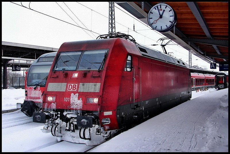 Schneechaos in Stralsund. 101 129-5 macht am etwas versp�tetem EC379 nach Brno, Kopf. Abfahrt nach Plan, w�re 11.38 Uhr gewesen. am 13.02.10