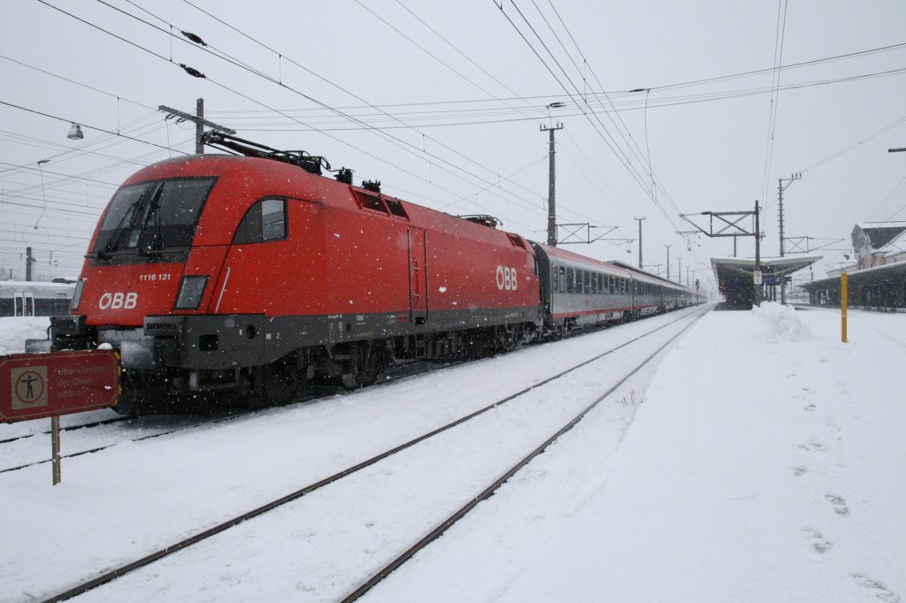 Schneechaos in Tirol 
1116 131-4 steht am 8.1.2012 mit IC 542 Wien West-Innsbruck Hbf in Wrgl Hbf und muss dort 80 min auf die Weiterfahrt nach Innsbruck warten. (Abfahrt in Wrgl ist 13.10, Ankunft ist 11.50.) Grund dafr ist eine Streckensperrung auf der Giselabahn zwischen Saalfelden und Wrgel Hbf. Der IC wurde ber Salzburg und Rosenheimer Schleife umgeleitet und ist deshalb 80 min zu frh dran. Sonst sind alle Zge ausgefallen. 