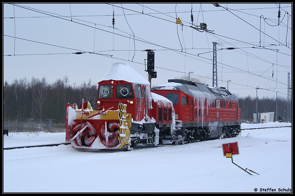 Schneefr�se und die MEG 314 am 31.01.2010 bei der Ausfahrt aus dem Rostock Seehafen in Richtung Doberan. 