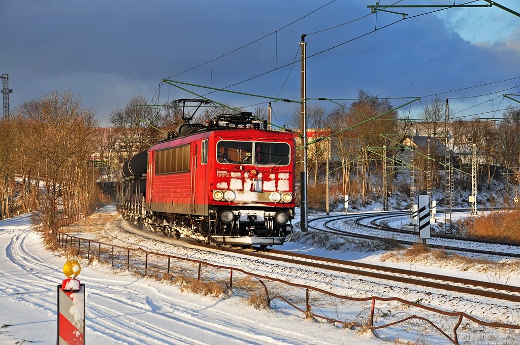  Schneekacheln  besetzte 155 238 kommt mit einem Rhrenzug in Stralsund die Berliner Kurve runter Richtung Mukran am 06.03.2010