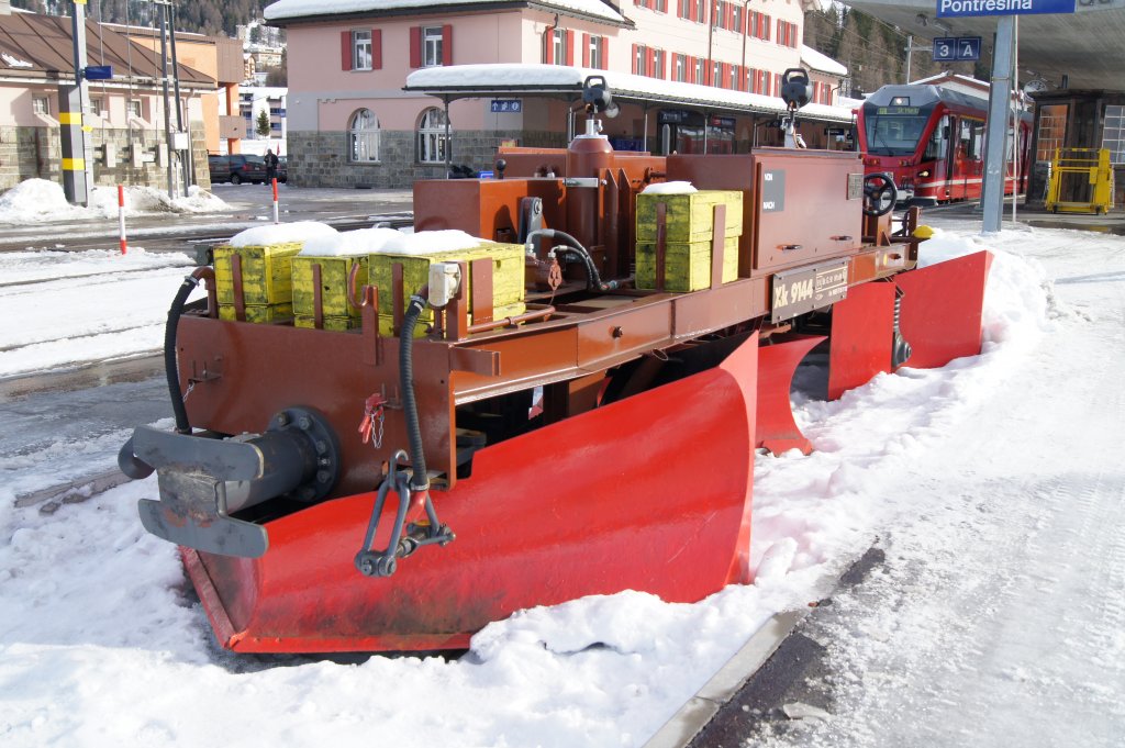 Schneepflug , welche als Vorspann ber den Bernina mitgegeben werden kann. Hat auf beiden Seiten einen Schneepflug und kann beliebig in jede Richtung eingesetzt werden.