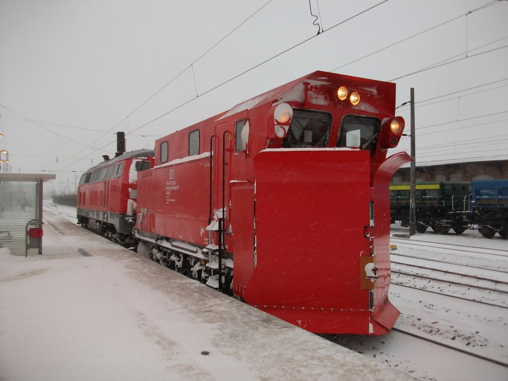 Schneepflug 80 80-970 5010-4 wurde am 02.Dezember 2010 von 218 139 aus dem Bahnhof Bergen/Rgen geschoben.