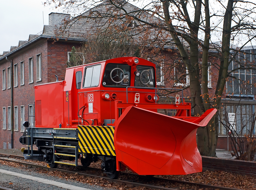 Schneepflug BA 851 (Fabr. Beilhack) der DB Netz AG, Schweres Nebenfahrzeug 40 80 947 5 181-0, hier am 26.11.2011 abgestellt in Siegen-Eintracht.