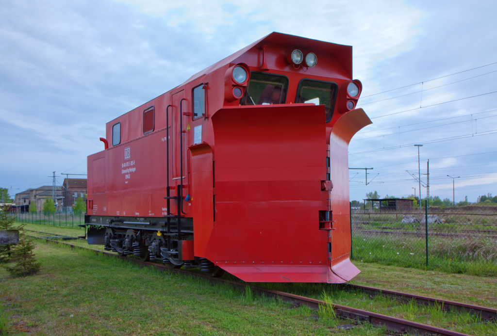 Schneepflug Meiningen SPM 412 steht auf dem Gelnde des Lokschuppens Pomerania e.V. und der hat am 05.05.2012 eingeladen zur PS-Messe. Dort konnte man sich frei bewegen und alles bestaunen. Der Zaun trennt das Gelnde zwischen Verein und Bf Pasewalk.
