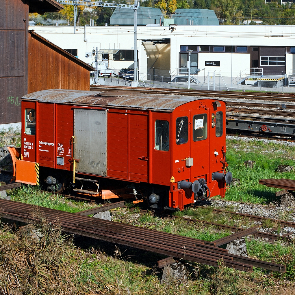 Schneepflugwagen (9592 802-4) der BLS am 02.10.2011 in Interlaken Ost, vor dem Depot der Ballenberg Dampfbahn. Aufnahme aus fahredem Zug.