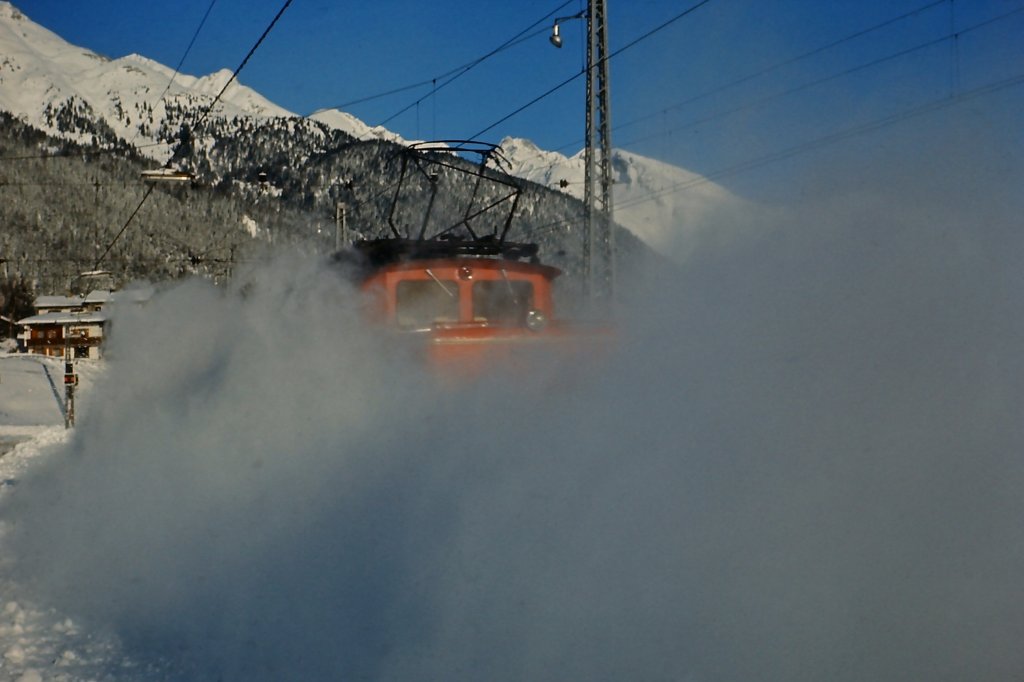Schneerumung im Bahnhof von St. Anton am Arlberg durch schnelle Fahrt einer 1020 um 1980.