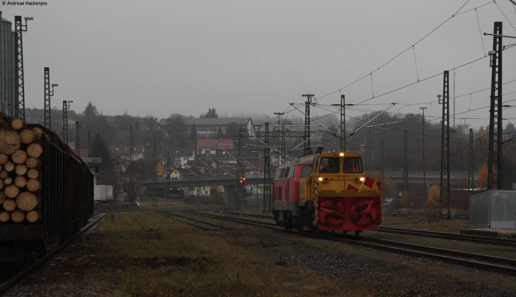 Schneeschleuder 40 80 947 5 195-0 mit Schublok 218 343-3 als RbZ 26998 (Villingen (Schwarzw)-Seebrugg) in Donaueschingen 11.11.11