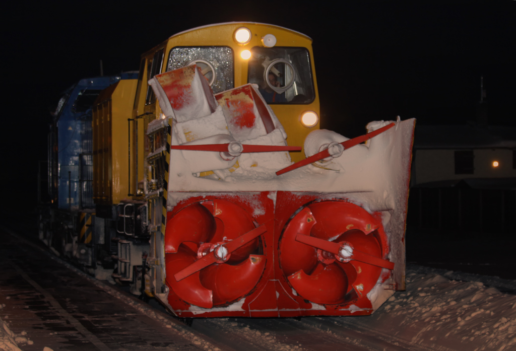 Schneeschleuder am 01.02.2010 im Wintereinsatz auf der Strecke von Jatznick bis Ueckermnde, hier im Bahnhof Torgelow.