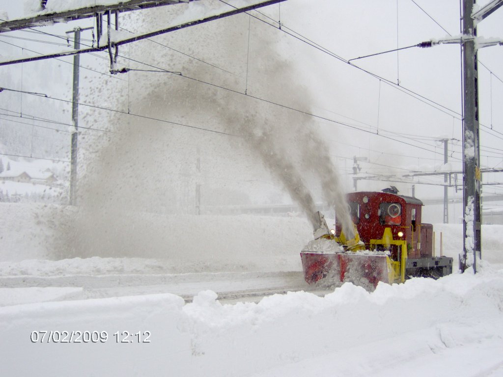 Schneeschleuder bei Einsatz im tief verschneiten Bahnhof Airolo, 07.02.2010.