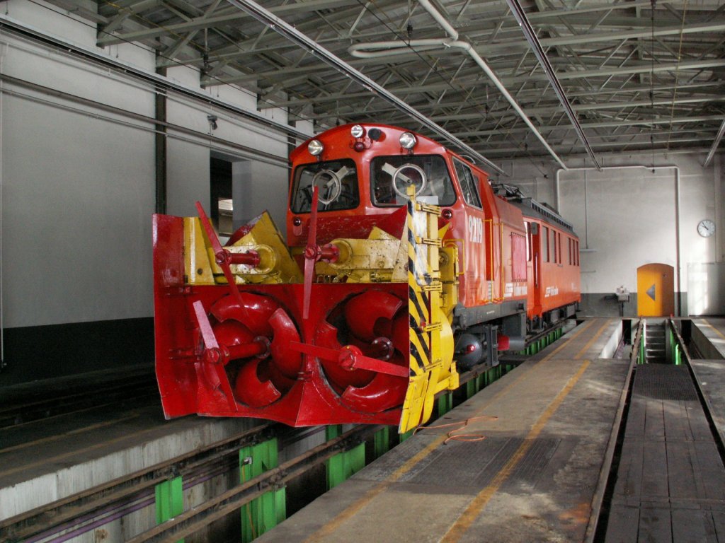 Schneeschleuder Xrot et 9219 am 28.03.10 im Depot Pontresina.
Bei der Jubilumsfahrt von St.Moritz nach Tirano,war auch eine Depotbesichtigung in Pontresina ein Teil des Programmes.