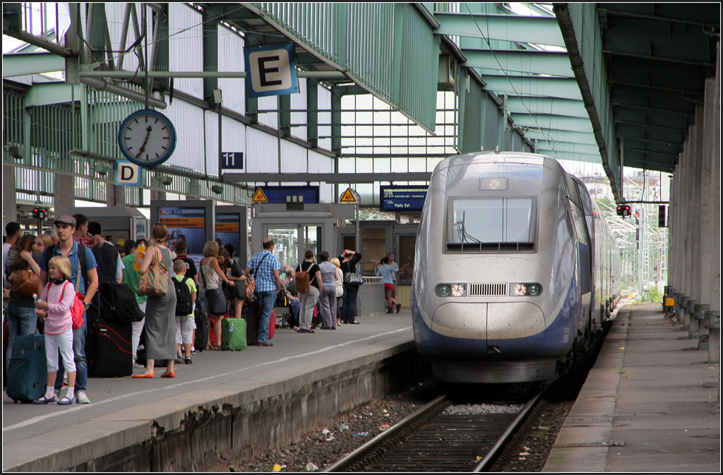 Schnelle Verbindung nach Paris -   

Einfahrt eines TGV auf Gleis 12 des Stuttgarter Hauptbahnhofes. Schon jetzt ist man von Stuttgart aus recht schnell in Paris (schneller als in Berlin). Wenn dann weitere Schnellstrecken fertig sind, wird Paris noch näher rücken. 

31.07.2013 (M)