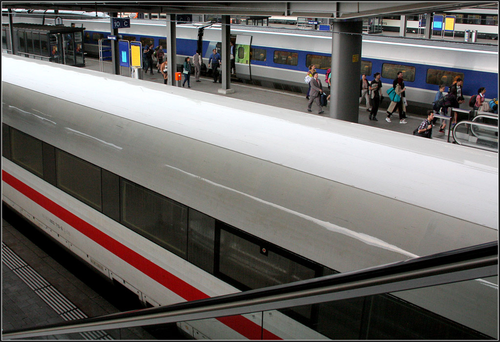 Schnelle Züge in Basel - 

Aus Frankreich der TGV und aus Deutschland der ICE treffen sich hier im Bahnhof Basel SBB. 

20.06.2013 (M)