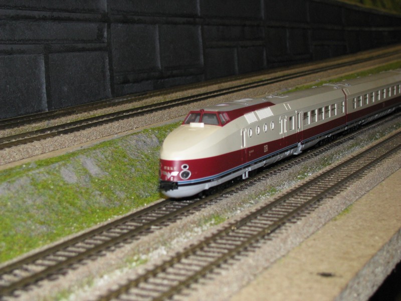 Schnelltriebzug VT 18.16 der  DR  auf der H0-Anlage in Hohenfichte 06.06.2010