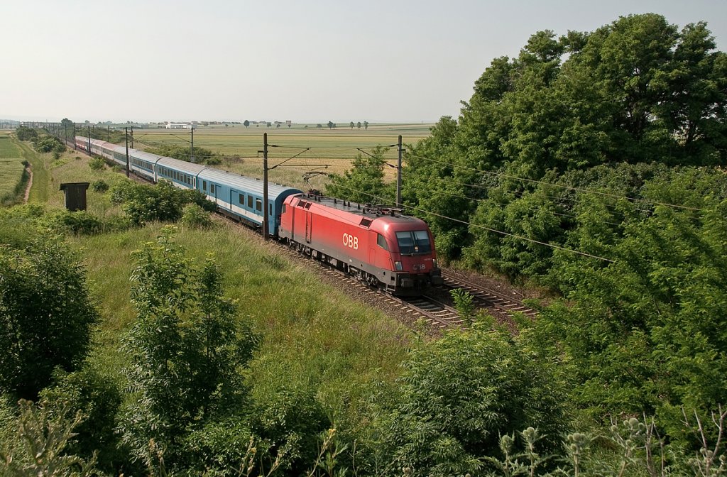 Schnellzug 346  Dacia , hat nur mehr wenige Kilometer zurckzulegen, um an sein Ziel, Wien Westbahnhof zu gelangen. Gramatneusiedl, am 12.06.2010.