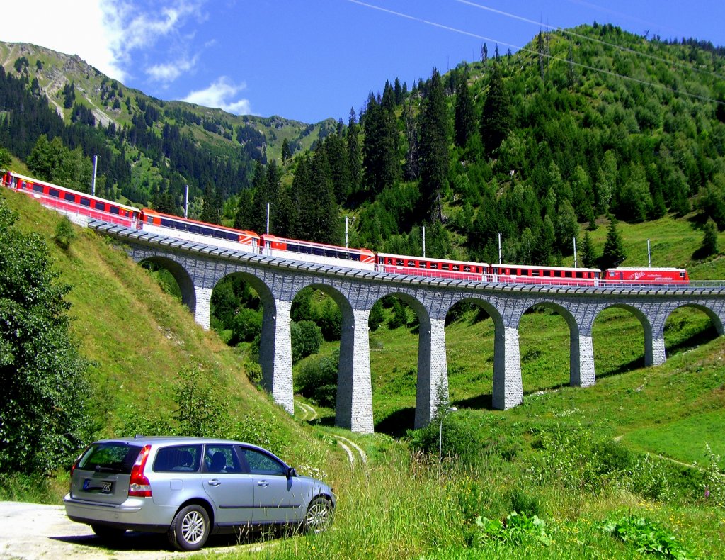 Schnellzug auf dem Weg von Zermatt nach St. Moritz in der Nhe von Sedrun. (Aufnahme 31.07.2007)